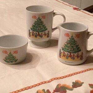Adorable hot drink, milk and sugar set. In excellent condition.